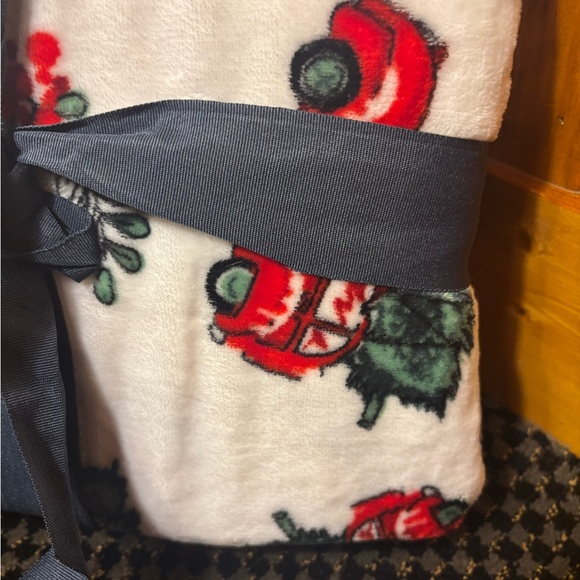 NWT Broyhill Blanket Velvet Plush Throw Christmas Tree Red Truck
50" X 60" - Picture 6 of 8